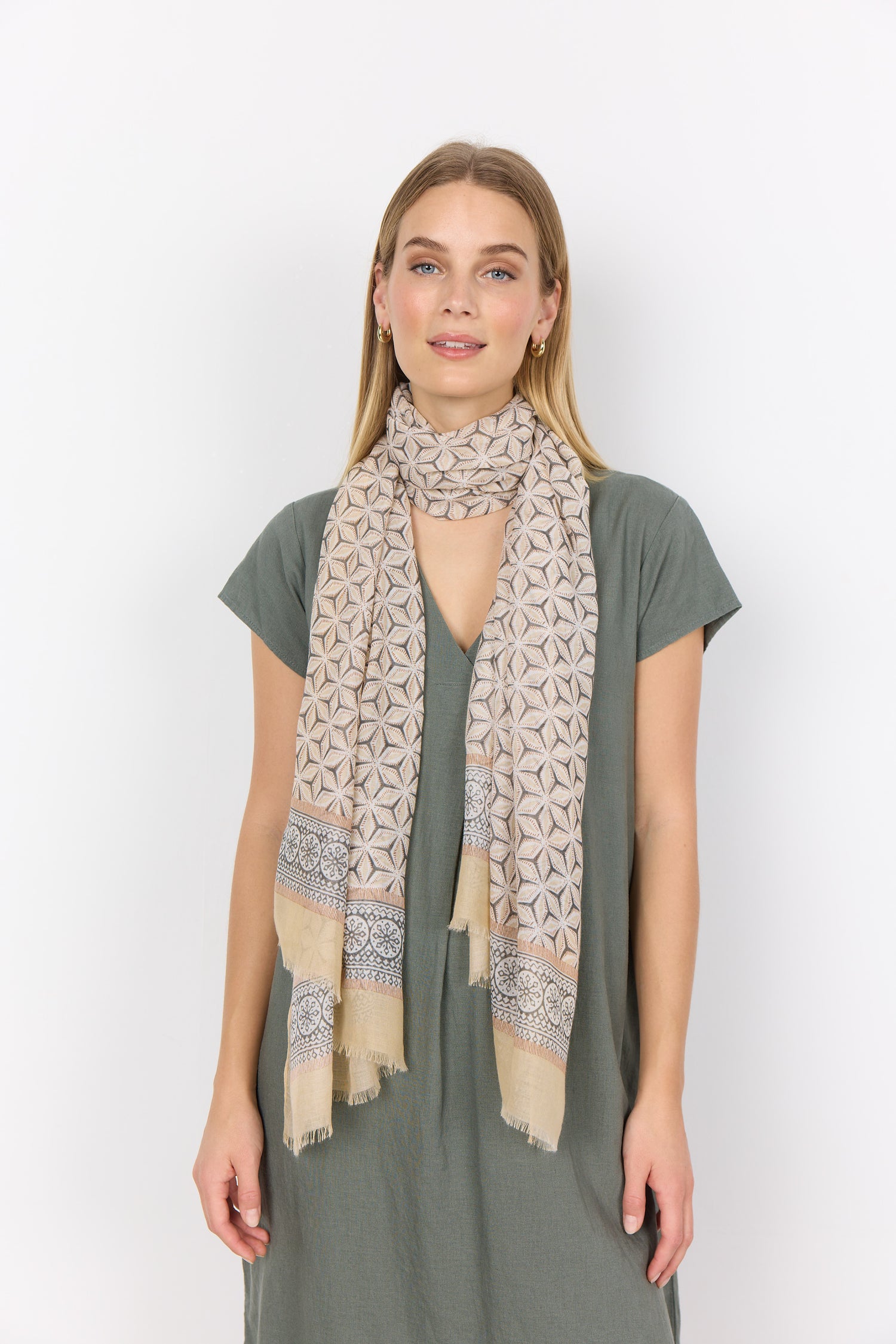 Erlinda 1 Scarf